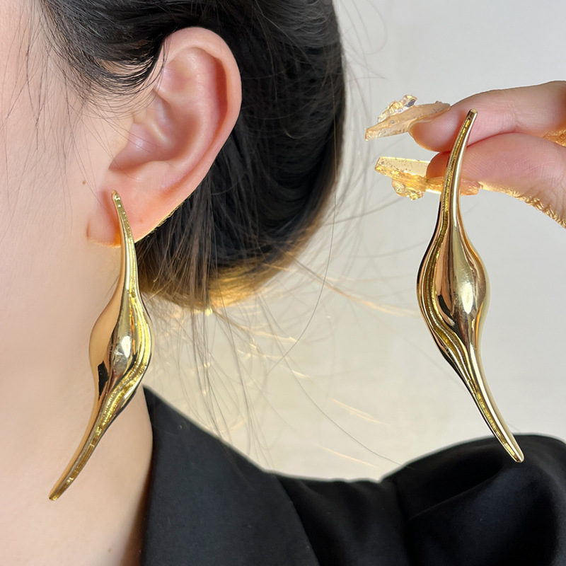 ミニマリストメタルスレンダー曲線イヤリング女性のためのヨーロ - Travel Accessories For Europe のレビューと価格